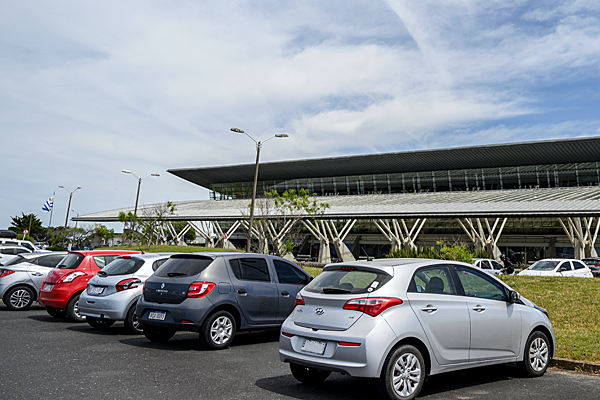Parking de punta del este con auts estacionados